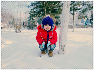 雪地里的红衣小女孩