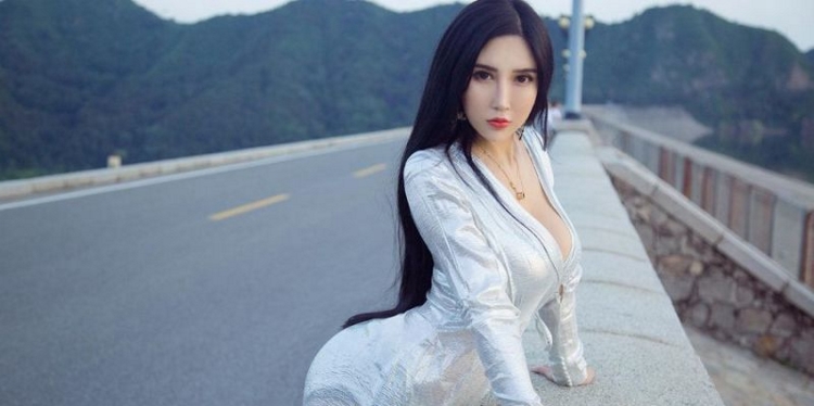 美女公交车优雅身材水蛇曲线户外惹火性感诱惑图片[30P]
