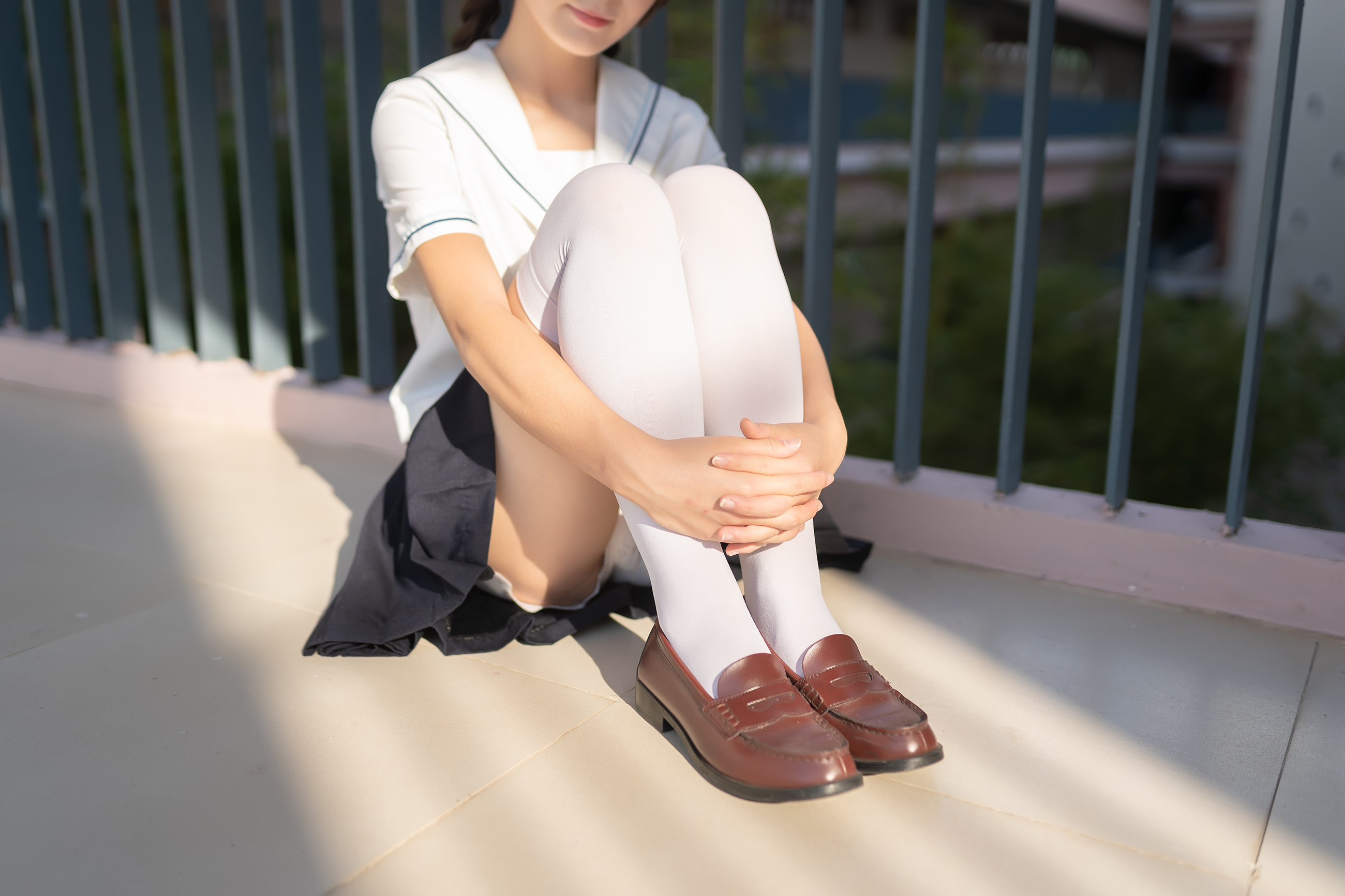 楼梯上的白色丝袜少女[33P]