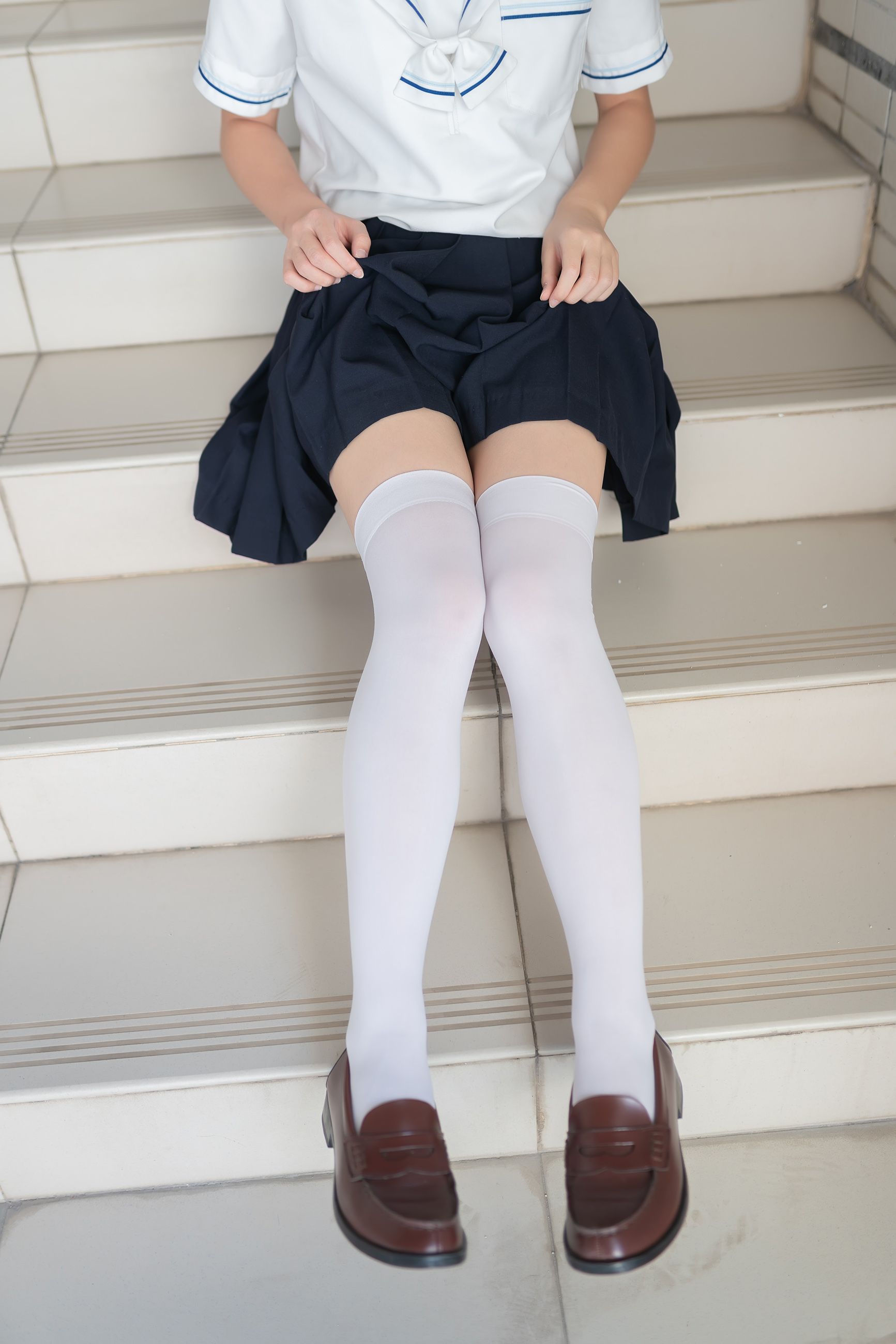 楼梯上的白色丝袜少女[33P]