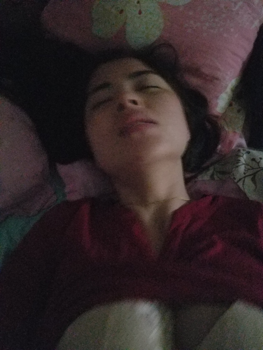 分享我那爱吃鸡巴，喜欢用振动棒和假阳具插自己的90后骚女友，露脸！