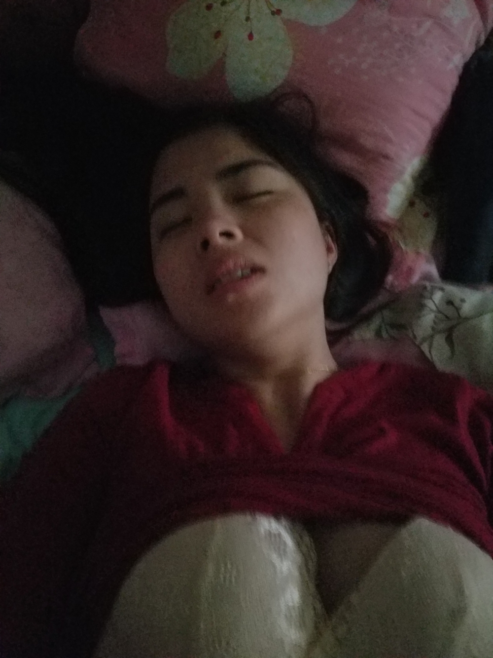 分享我那爱吃鸡巴，喜欢用振动棒和假阳具插自己的90后骚女友，露脸！