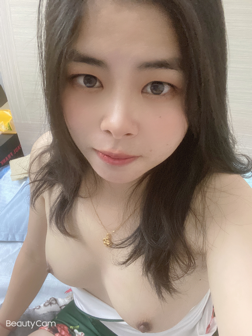 分享我那爱吃鸡巴，喜欢用振动棒和假阳具插自己的90后骚女友，露脸！