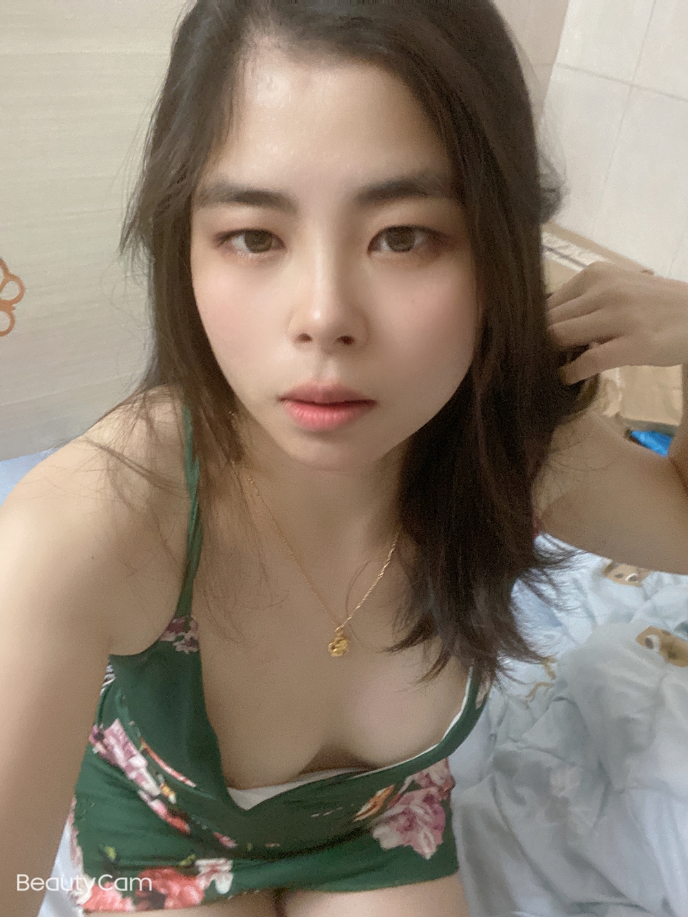 分享我那爱吃鸡巴，喜欢用振动棒和假阳具插自己的90后骚女友，露脸！