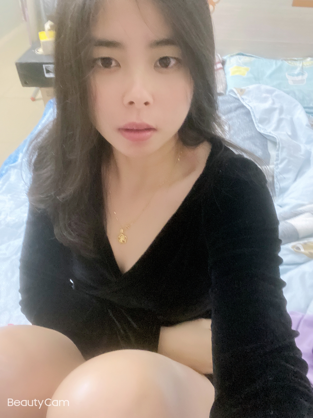 分享我那爱吃鸡巴，喜欢用振动棒和假阳具插自己的90后骚女友，露脸！