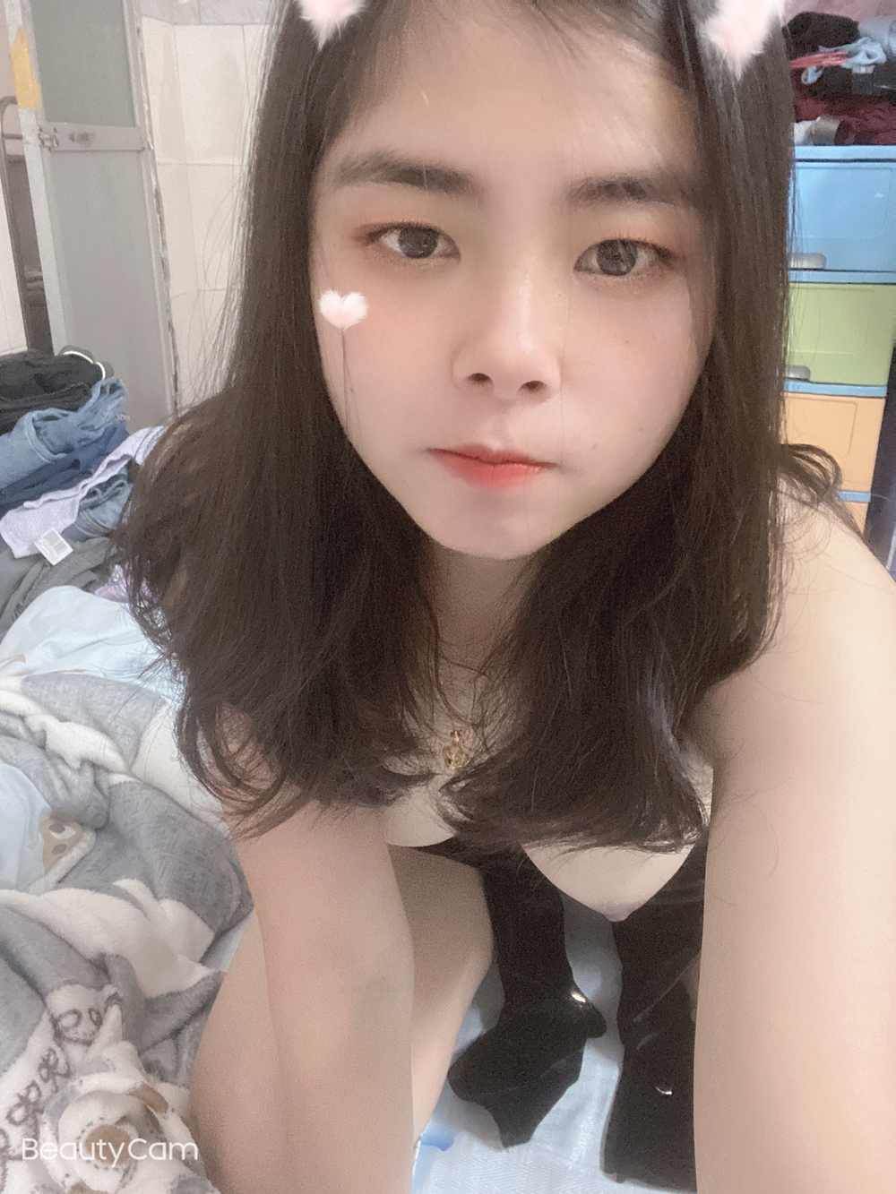 分享我那爱吃鸡巴，喜欢用振动棒和假阳具插自己的90后骚女友，露脸！