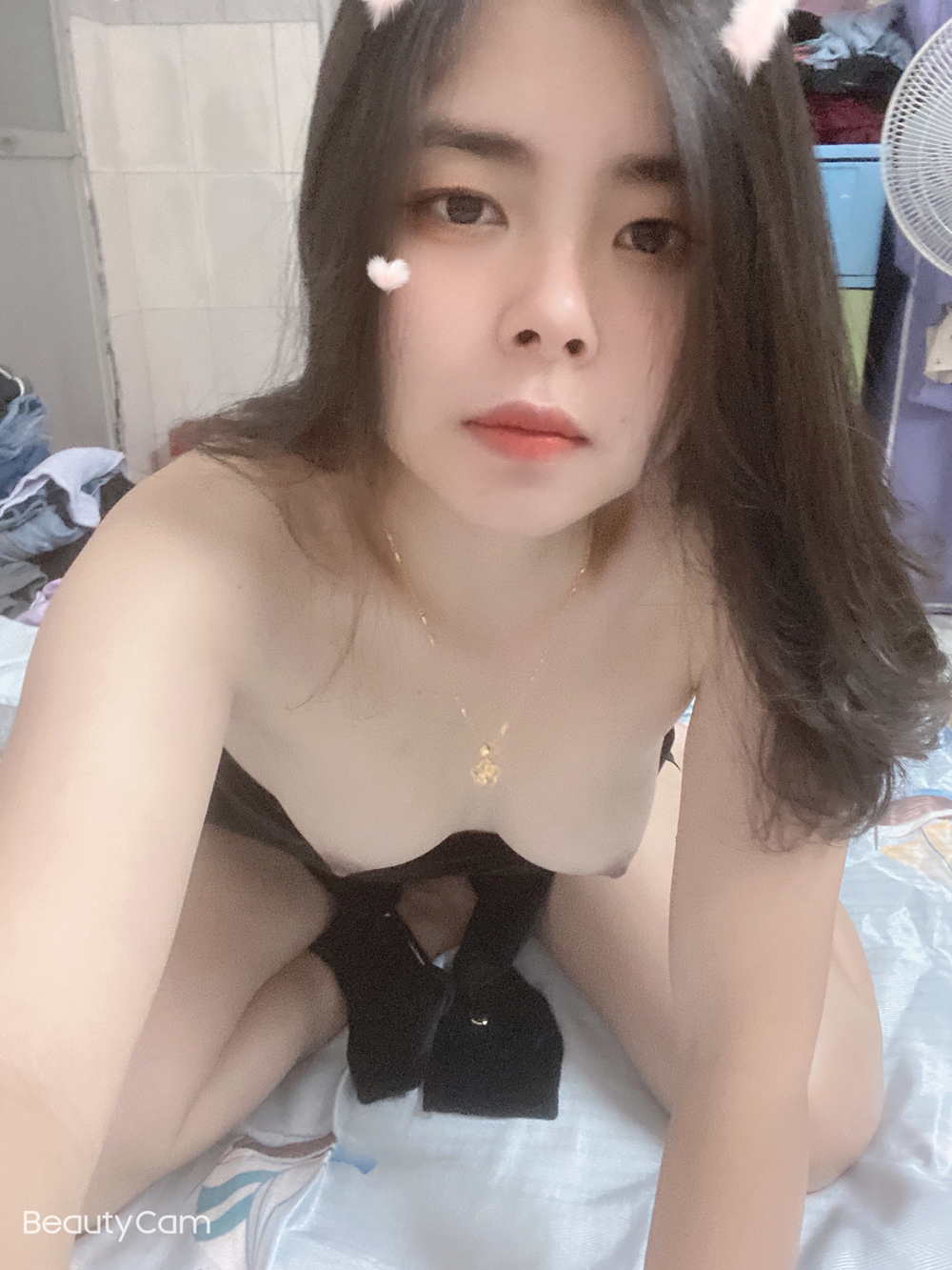 分享我那爱吃鸡巴，喜欢用振动棒和假阳具插自己的90后骚女友，露脸！