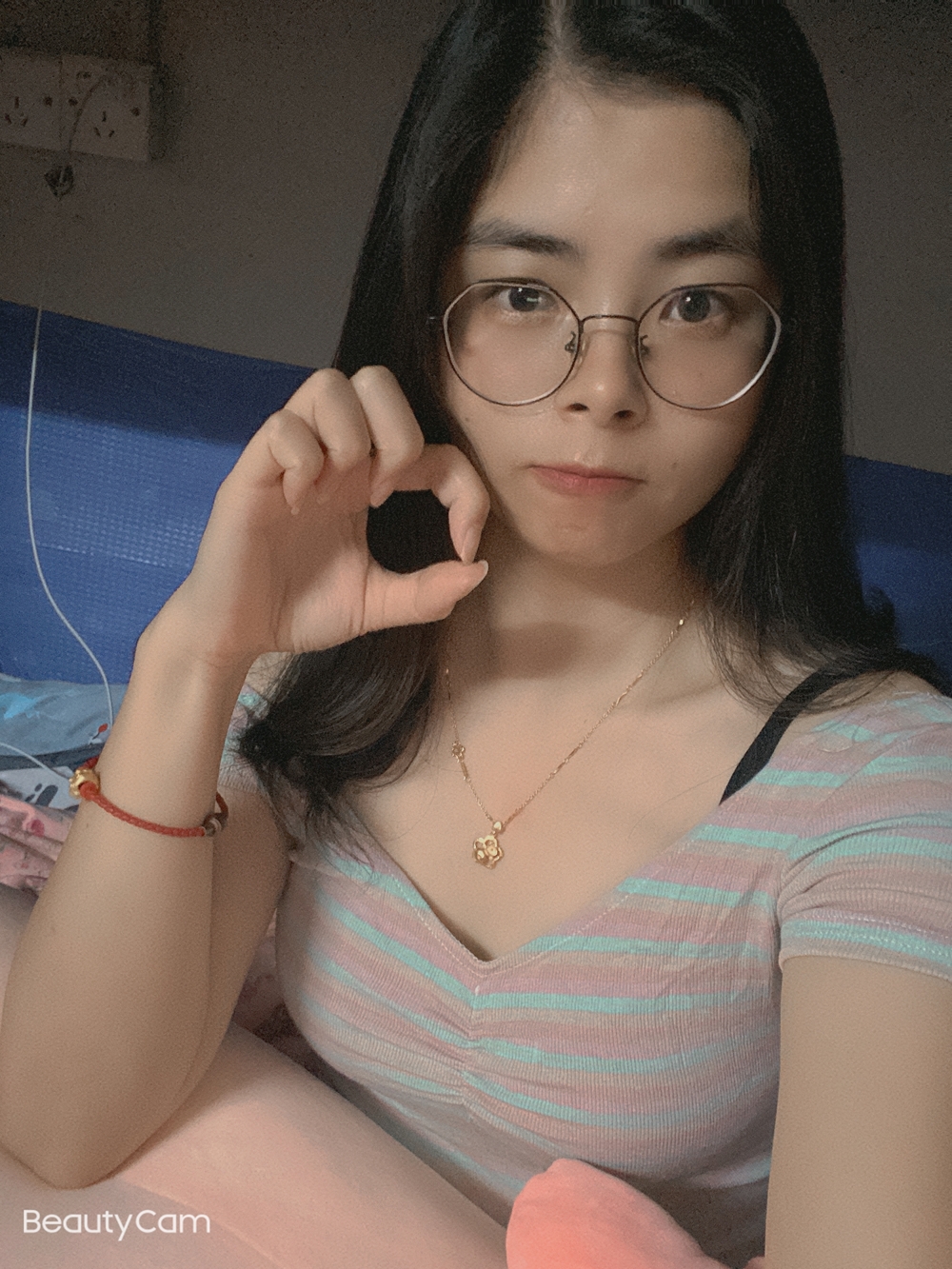 分享我那爱吃鸡巴，喜欢用振动棒和假阳具插自己的90后骚女友，露脸！