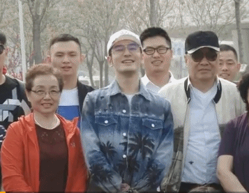好老板！黄晓明带工作人员家人一起出游 