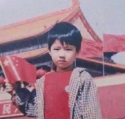 刘昊然换头像迎国庆 手拿国旗站天安门外超可爱