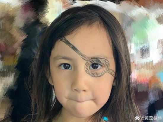 黄磊帮多妹化海盗妆 网友：黄老师你画的也够敷衍的