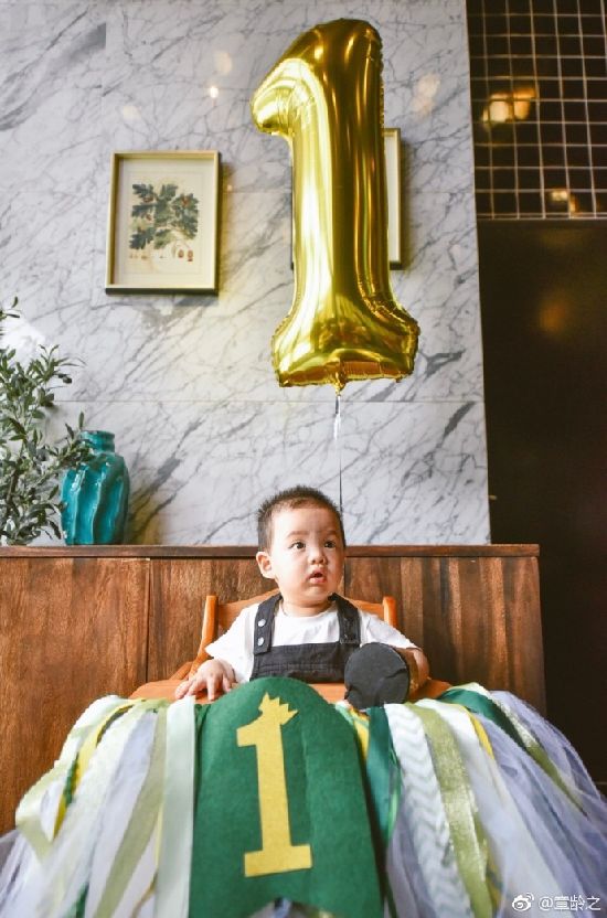 陈龙章龄之为次子抓周 宝宝呆萌可爱 一家四口合照超有爱