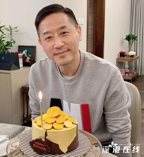 张国荣前经纪人为唐鹤德庆61岁生日 唐鹤德造型简单