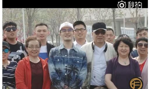 黄晓明带家人及员工一起出游 网友：这样的老板给我来一打
