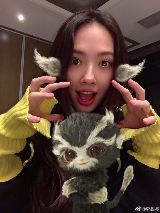 向佐郭碧婷牵手约会大方公开恋情？ 工作人员：还未联系到艺人