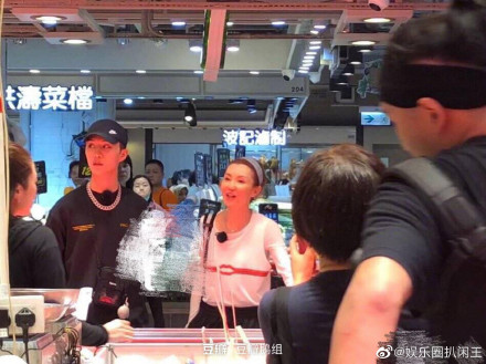 54岁张曼玉与“小鲜肉”街市拍摄 状态超好