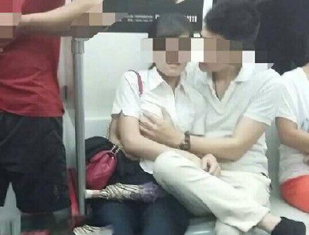 地铁再现“激情戏”片段