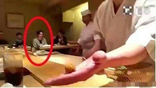 谢霆锋为王菲下厨 与好友聚会一脸甜笑好温暖