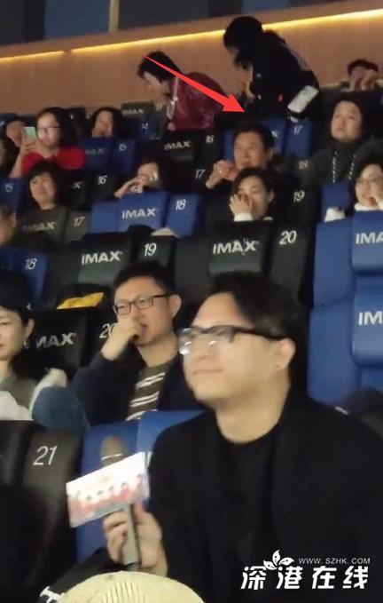 高以翔生前客串电影上映 高父低调现身坐影院后排