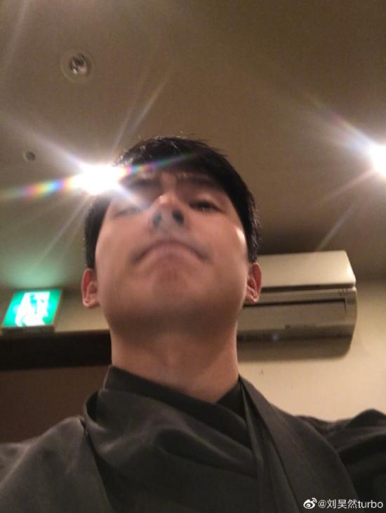 刘昊然晒自拍庆祝生日 网友：22岁也没学会自拍！