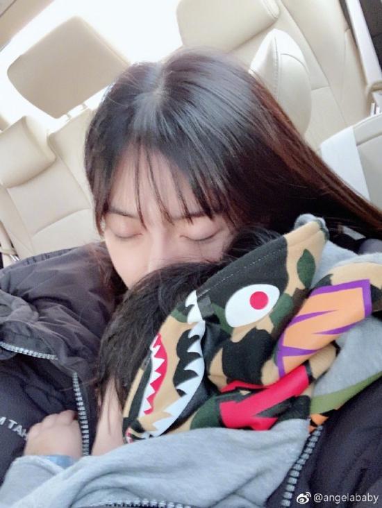 baby晒儿子小海绵熟睡照 网友：抱抱举高高
