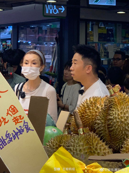 54岁张曼玉与“小鲜肉”街市拍摄 状态超好