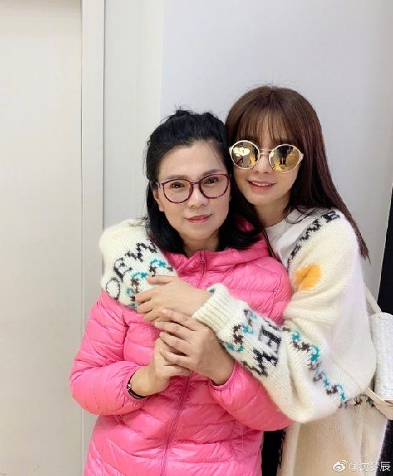 沈梦辰晒合照庆妈妈出院 墨镜中倒影引网友热议