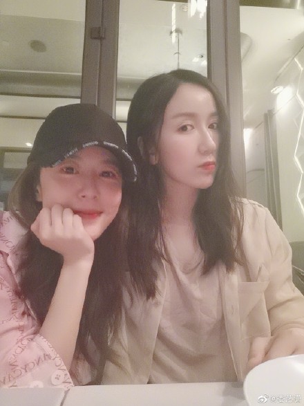娄艺潇晒与李金铭合影：谢谢姐妹的陪伴 爱你