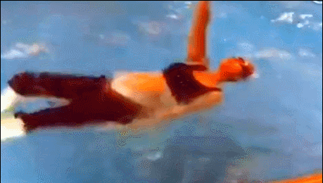 张歆艺游泳打卡1100米 身体灵活大肚子抢镜