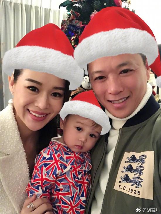 胡杏儿与老公情侣装出镜夫妻相十足 婚后生活幸福美满