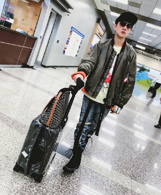 林俊杰晒机场照酷帅有型 网友：别再散发魅力了