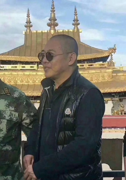 李连杰近况照曝光 白发苍老像80岁 被小孩喊爷爷