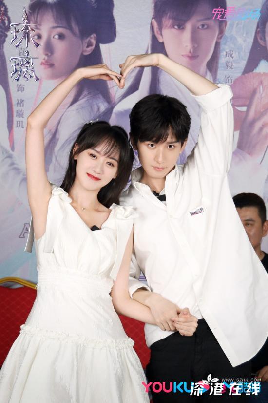 袁冰妍出席《琉璃》主创直播活动“初遇夫妇”合体撒糖