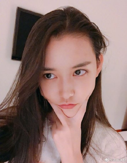 蒋依依现身中戏报到 坦言对学校最憧憬的是食堂