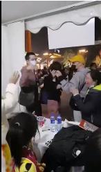 王菲在草莓音乐节把手机蹦丢了 现场画面太搞笑了！【图】