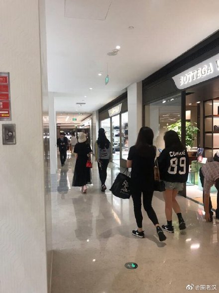 网友偶遇刘亦菲舒畅逛街 一大波回忆杀来袭！