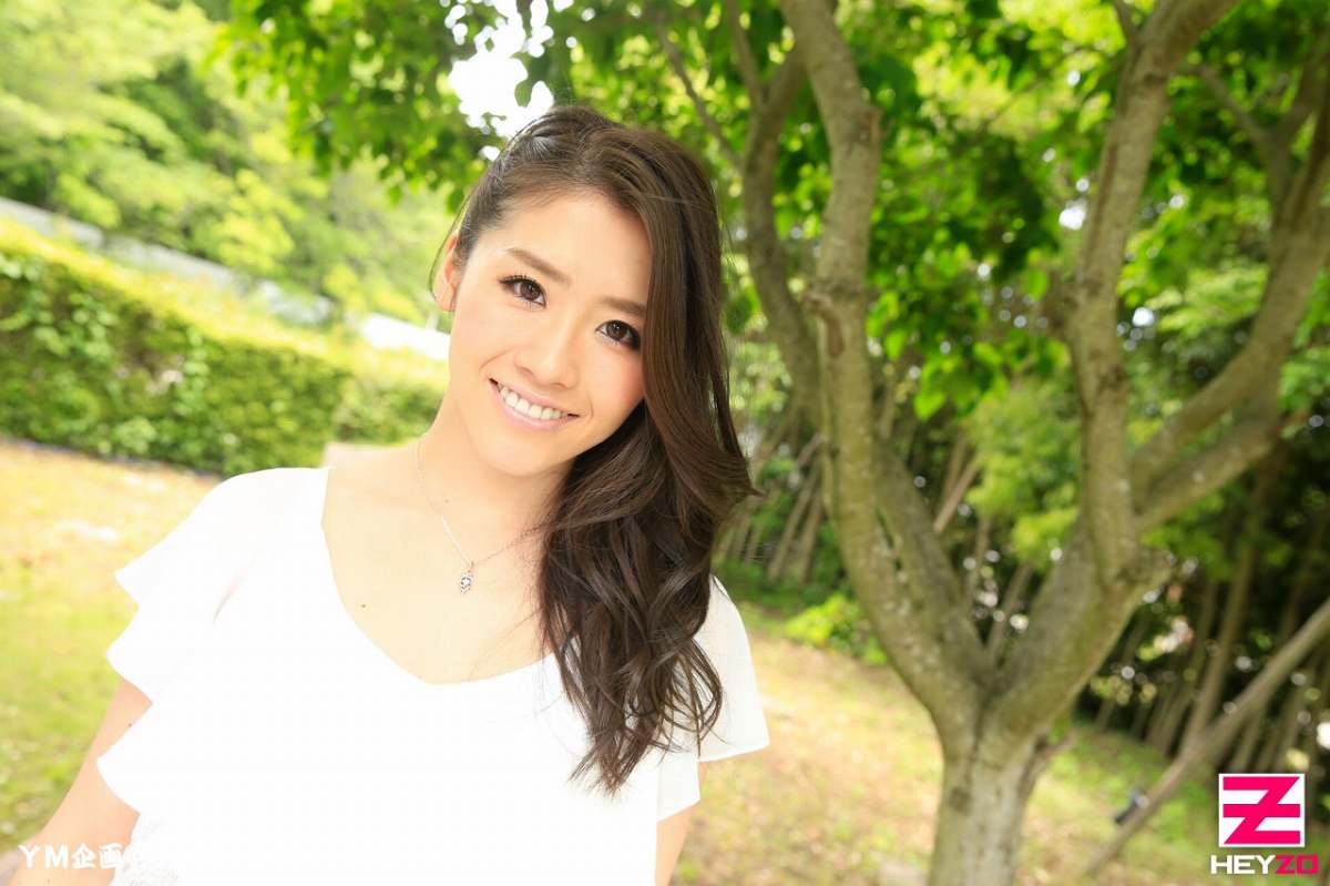 猛男和靓女户外沙发上激情大战
