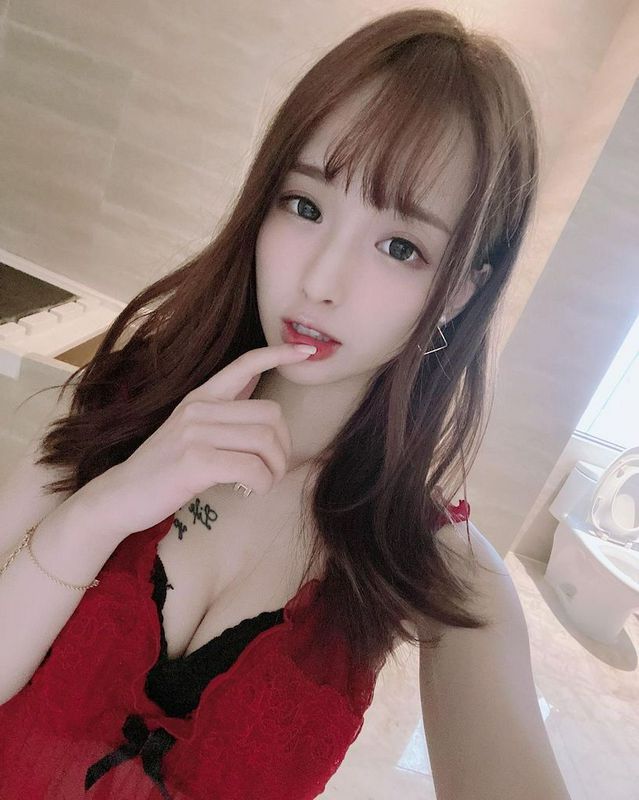 录节目穿了黑色低胸上衣，嘟嘴拍照的模样实在是好甜～全糖熊熊