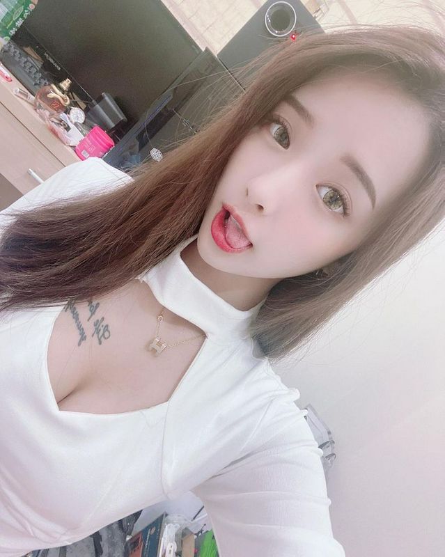 录节目穿了黑色低胸上衣，嘟嘴拍照的模样实在是好甜～全糖熊熊