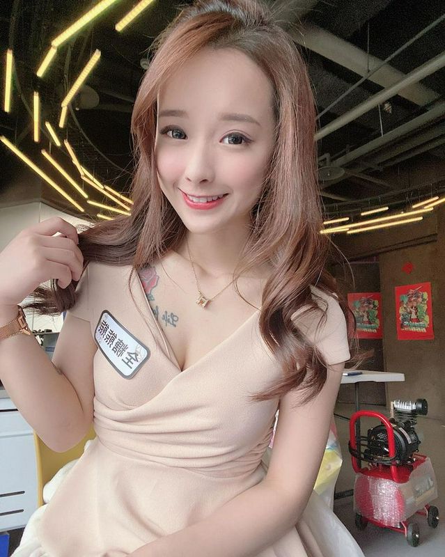 录节目穿了黑色低胸上衣，嘟嘴拍照的模样实在是好甜～全糖熊熊