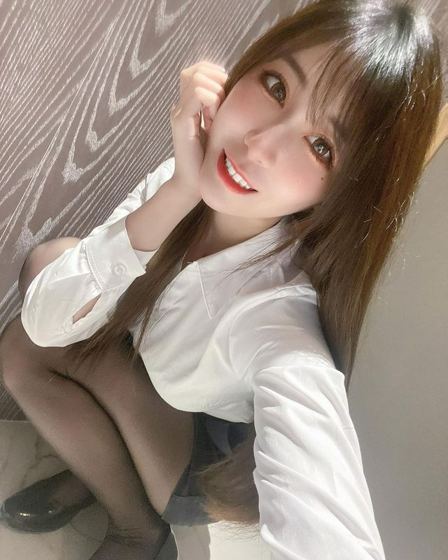 那一双深邃有神的大眼走在哪都能成为人群中的焦点_黛黛