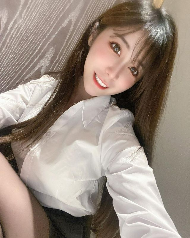 那一双深邃有神的大眼走在哪都能成为人群中的焦点_黛黛