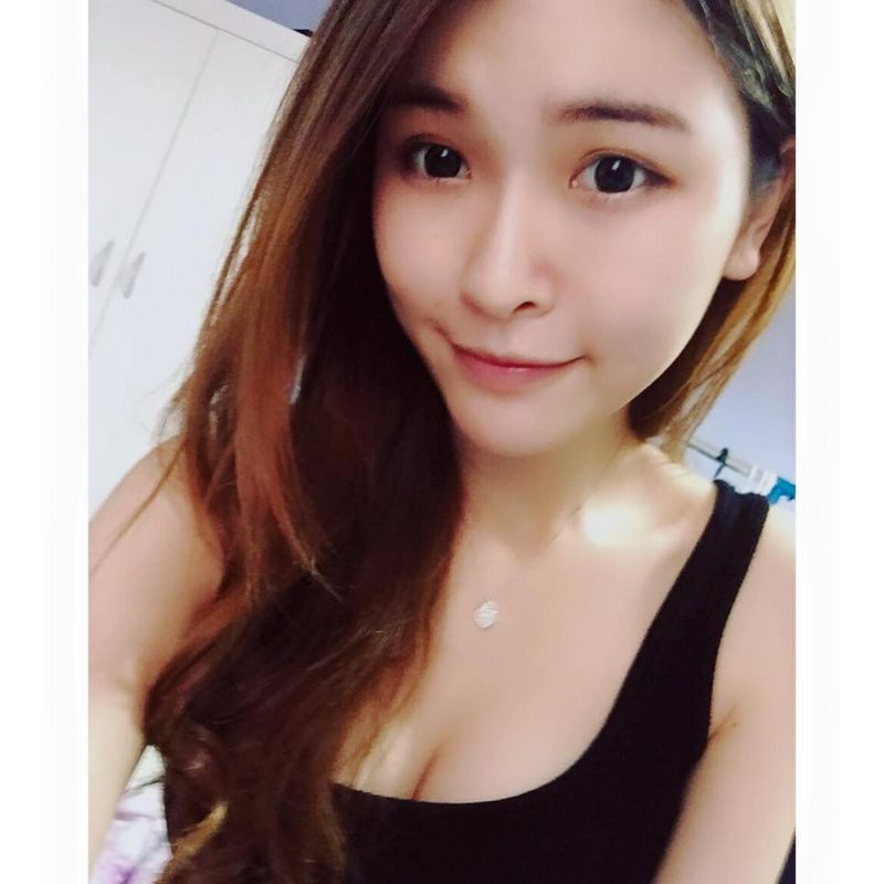 医美诊所正妹护理师_飞飞_上班时小露酥胸自拍自觉样子好颓废