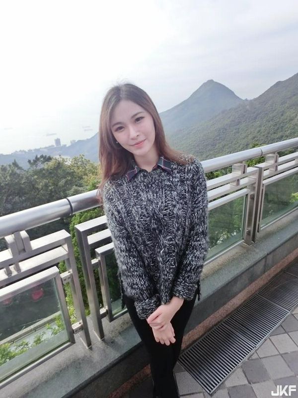 医美诊所正妹护理师_飞飞_上班时小露酥胸自拍自觉样子好颓废
