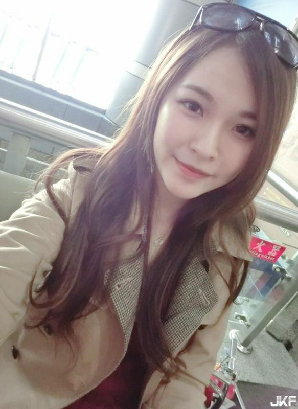 医美诊所正妹护理师_飞飞_上班时小露酥胸自拍自觉样子好颓废