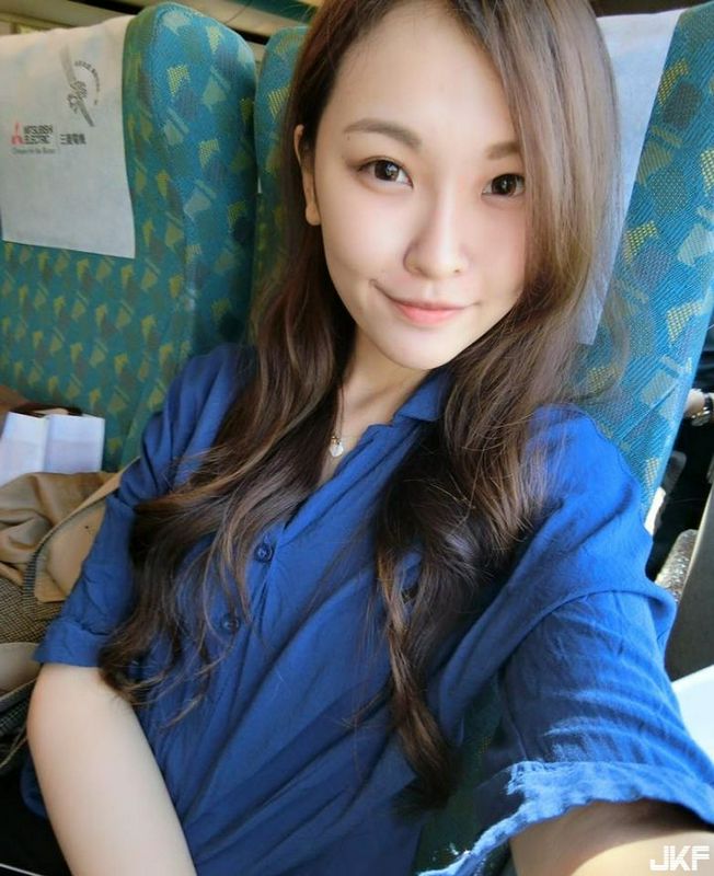 医美诊所正妹护理师_飞飞_上班时小露酥胸自拍自觉样子好颓废