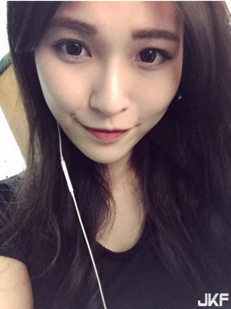 医美诊所正妹护理师_飞飞_上班时小露酥胸自拍自觉样子好颓废