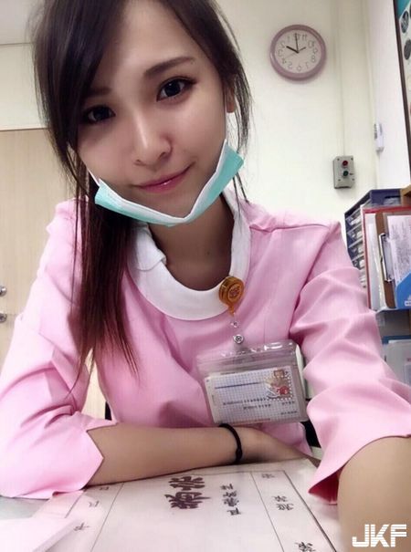 医美诊所正妹护理师_飞飞_上班时小露酥胸自拍自觉样子好颓废