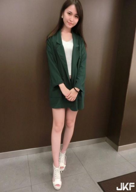 医美诊所正妹护理师_飞飞_上班时小露酥胸自拍自觉样子好颓废