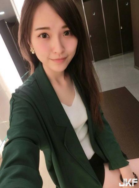 医美诊所正妹护理师_飞飞_上班时小露酥胸自拍自觉样子好颓废
